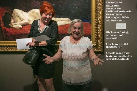 Hilde und Beate vor einem Bild in der Berlinischen Galerie.