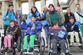Menschen mit schweren Behinderungen protestieren vor dem Brandenburger Tor (Foto: Archiv Lebenshilfe Berlin)