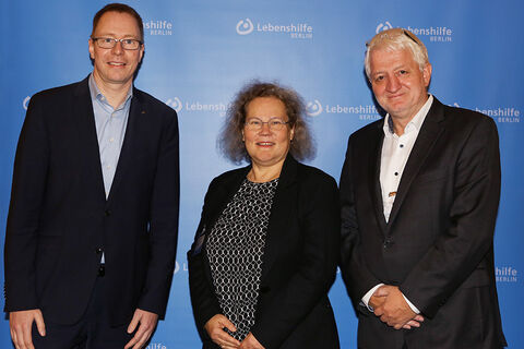 v.l.: Dennis Buchner, Präsident des Abgeordnetenhauses von Berlin; Ivonne Kanter, 2. Vorsitzende Lebenshilfe Berlin e.V.; Ludger Gröting, 1. Vorsitzender