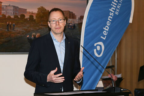 Dennis Buchner, der Präsident des Abgeordnetenhauses, eröffnet die Veranstaltung.