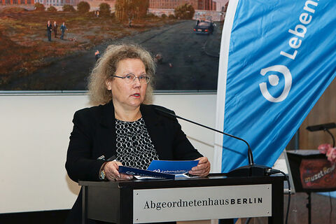 Die 2. Vorsitzende Ivonne Kanter moderiert die Veranstaltung.