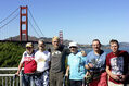 Sechs Personen vor der Golden-Gate-Bridge in San Francisco