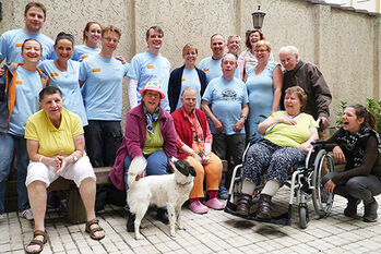 Gruppenfoto mit Freiwilligen, Klienten und Mitarbeitern (Foto: C. Müller-Zurek)