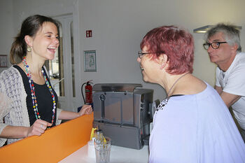 Zwei fröhliche Frauen im Gespräch neben einer Kaffeemaschine (Foto: C. Müller-Zurek)