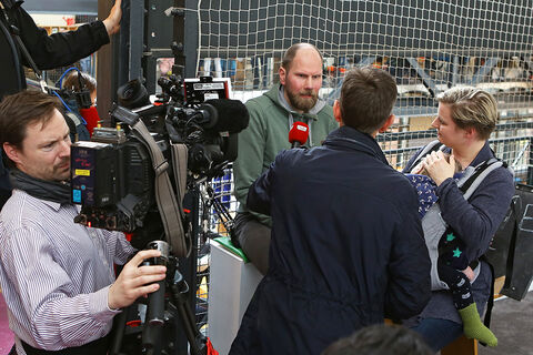 Ein Team des RBB filmt für die Abendschau. (Foto: Matthias Heinzmann)