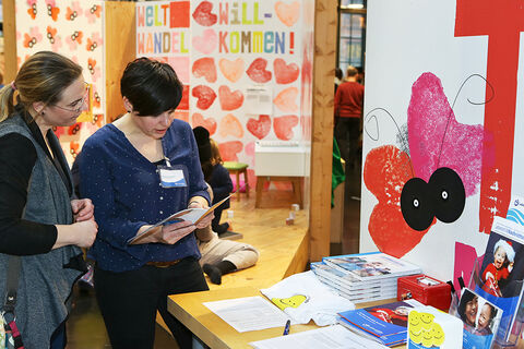 Interessante Gespräche am Infostand (Foto: Matthias Heinzmann)