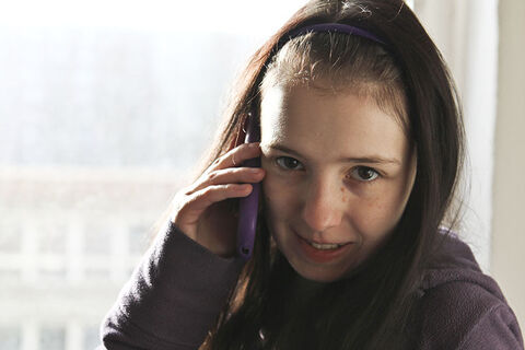 Junge Frau mit Handy am Ohr (Foto: Julia Nitzschke)