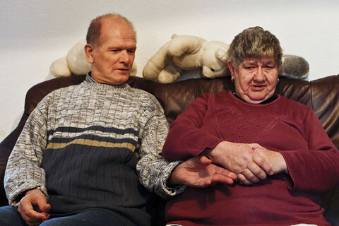 Älteres Paar auf der Couch (Foto: Julia Nitzschke)