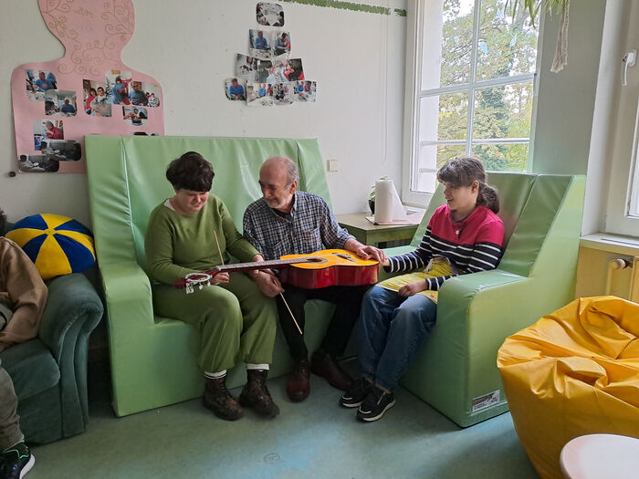 Gruppe 8: Spontane Musiksession - Ausdruck der Gefühle.