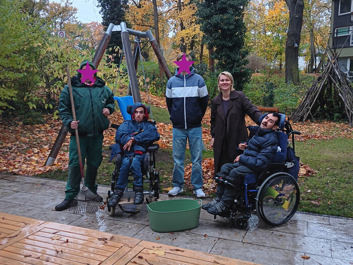 Gruppe 9: Gemeinsame Laubarbeiten mit dem Mosaik Landschaftsgartenbau.