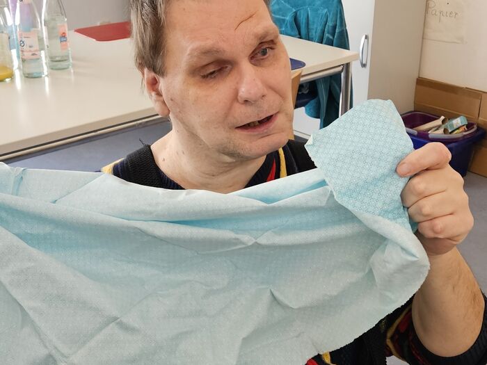 Gruppe 3: Wir suchen Stoffe für die Tauschbeutel aus.