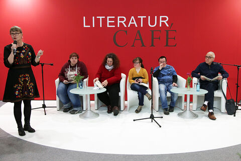 Doreen Hennig moderiert die Lesung des LEA Leseklubs (Foto: Volker Wartmann)